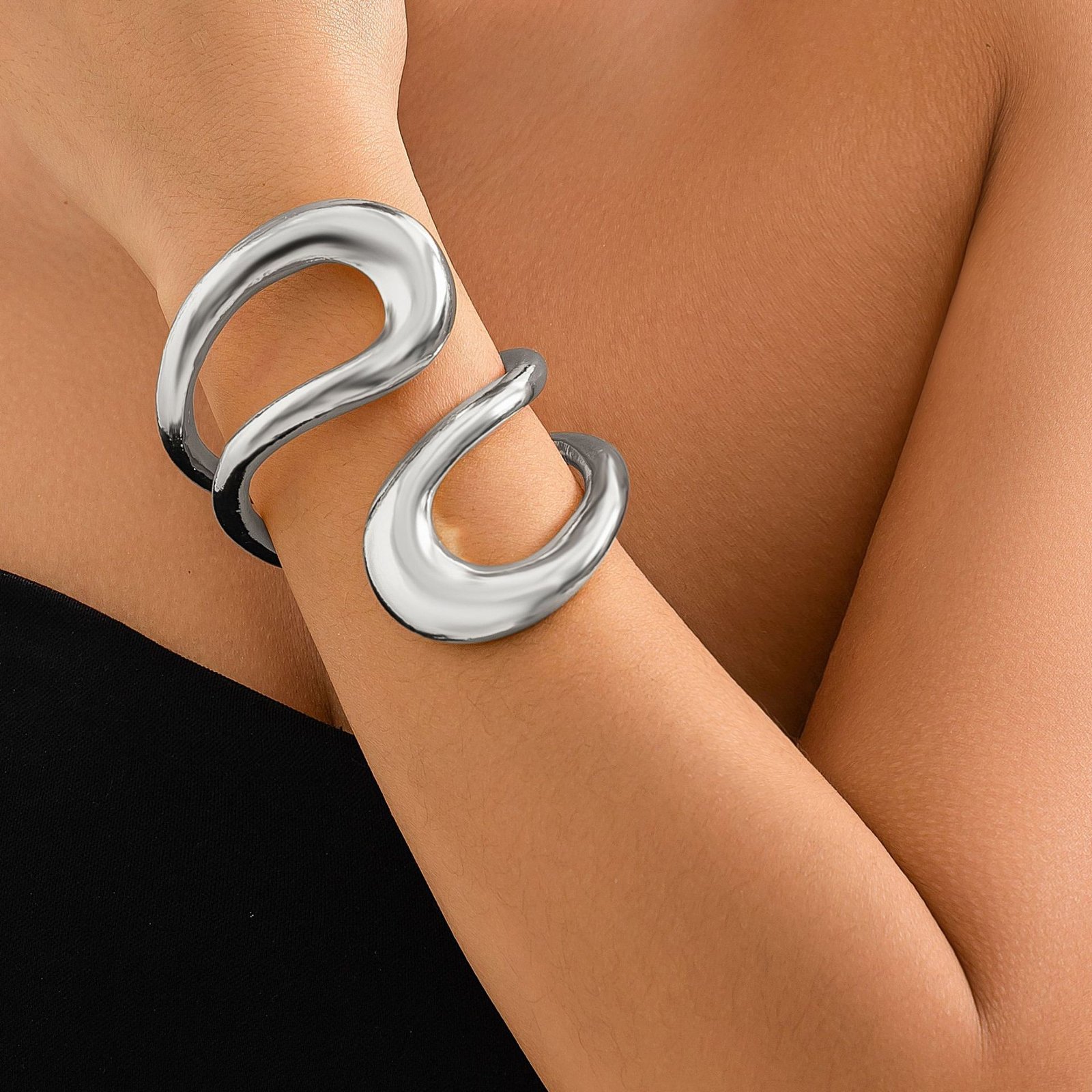 a639ebe3-f792-4399-9113-f7a36bbda280.jpg Exaggerated Glossy Ring Retro Hollow Bracelet