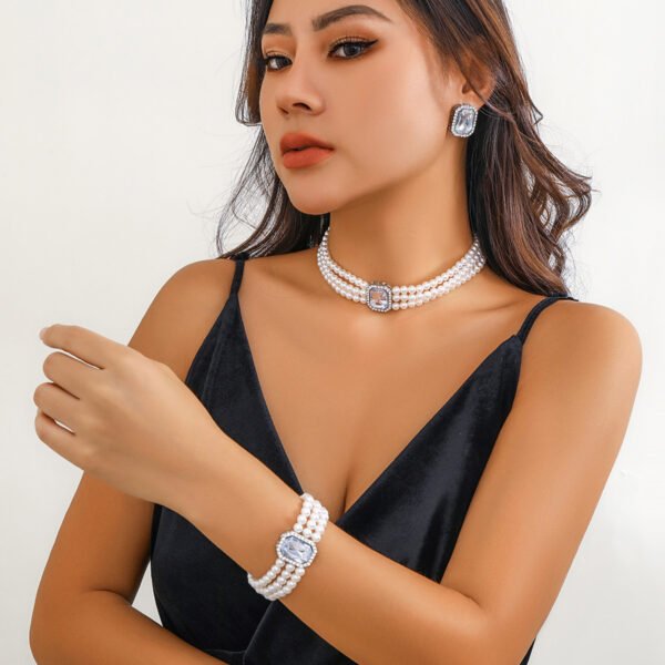 Entry Lux Short Artificial Pearl Necklace