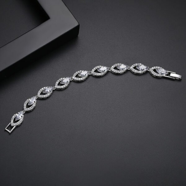 Fashion Ladies Copper Inlaid Zirconium Bracelet Bracelet