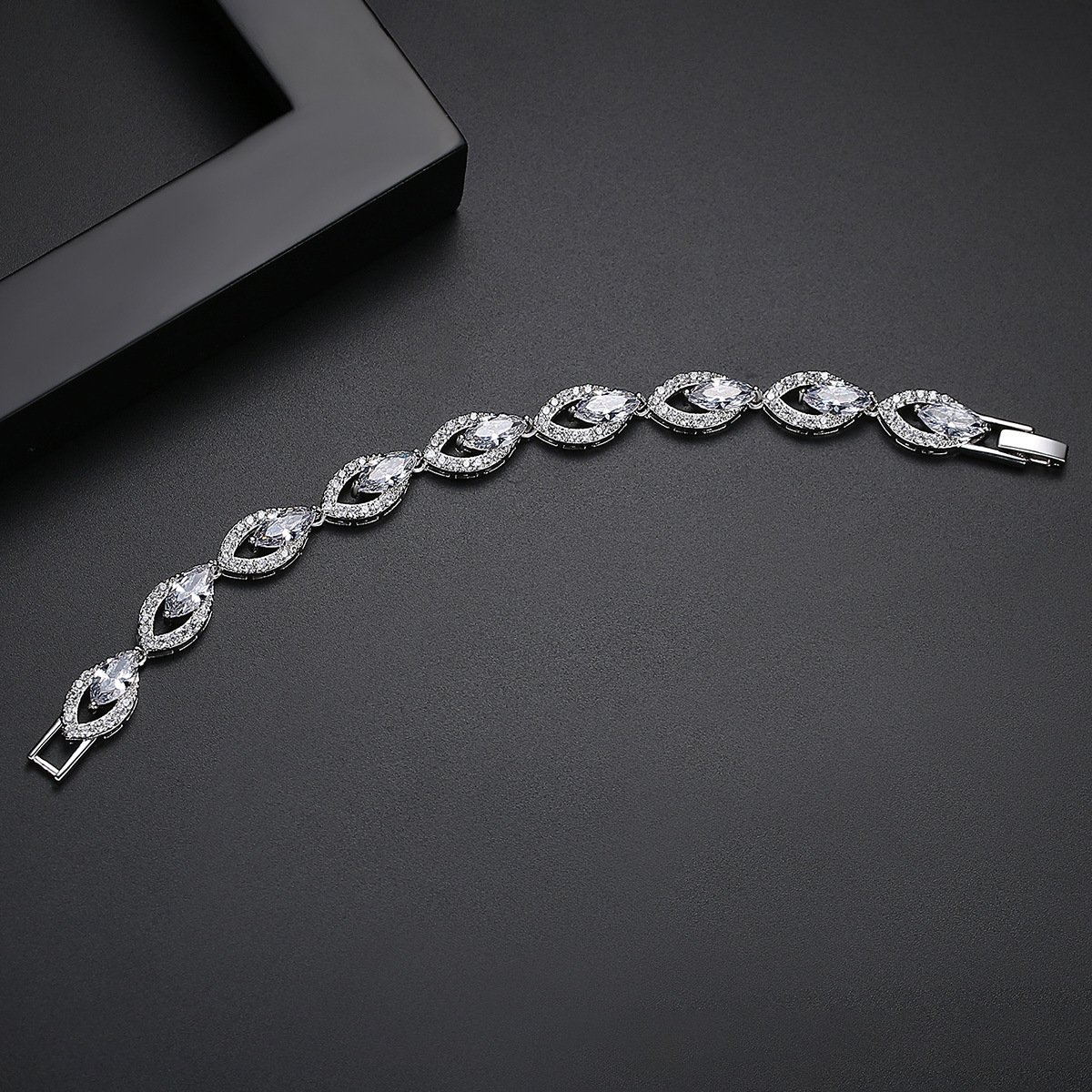 Fashion Ladies Copper Inlaid Zirconium Bracelet Bracelet