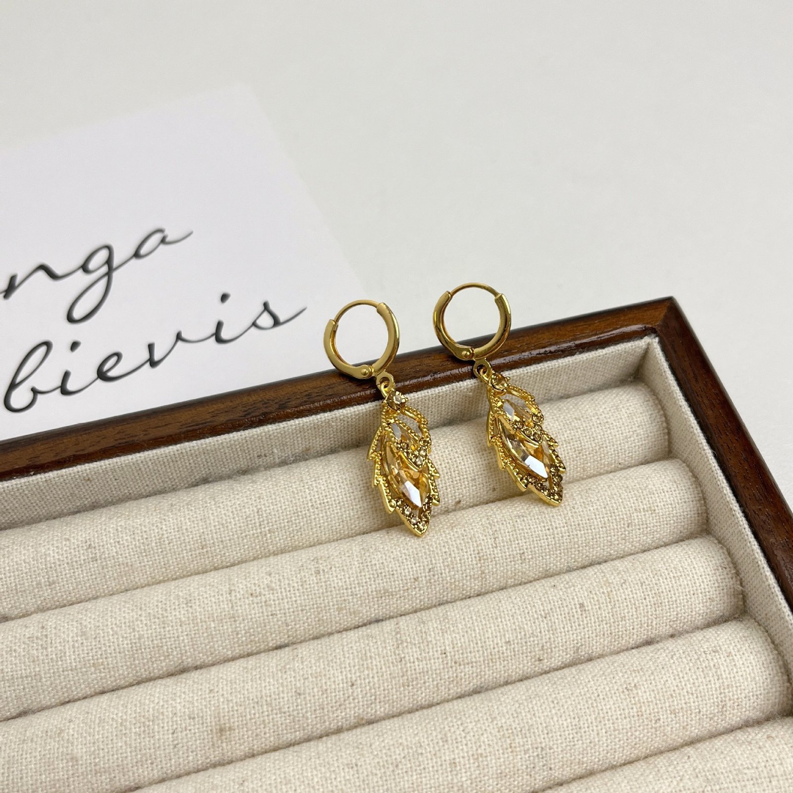 1643f2bc-690d-493c-96d8-9cf3de799b8e.jpg Exquisite Crystal Leaf Silver Needle Ear Clip Female