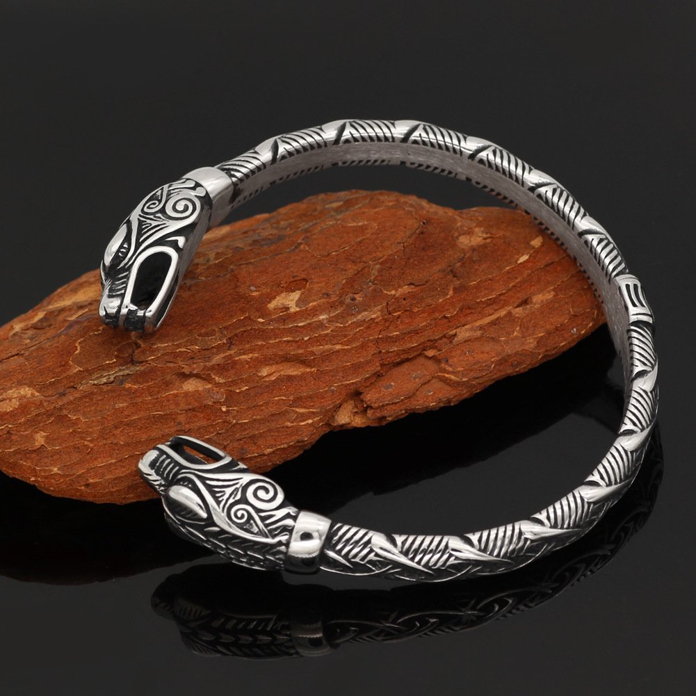 1725019182959038464.jpg Nordic Vikings Rune Aoding Warrior Crow Titanium Steel Bracelet