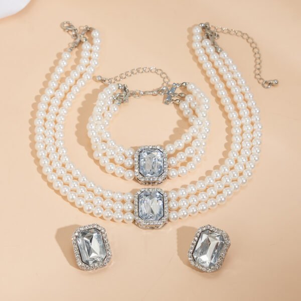 Entry Lux Short Artificial Pearl Necklace