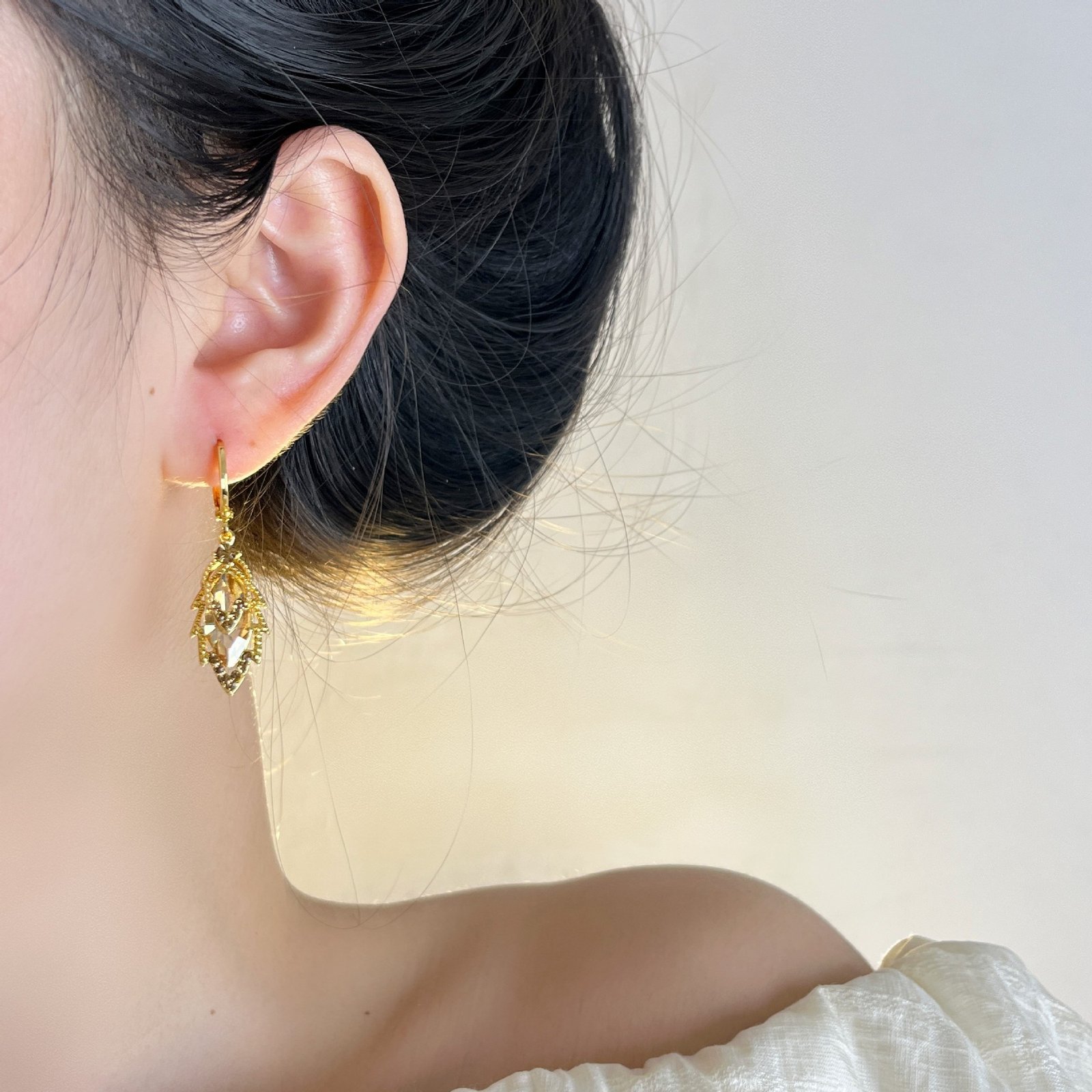 3e722dda-098f-4296-a4bd-e409bb44f7b5.jpg Exquisite Crystal Leaf Silver Needle Ear Clip Female