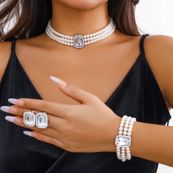 Entry Lux Short Artificial Pearl Necklace