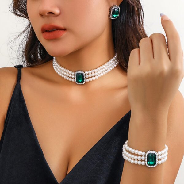 Entry Lux Short Artificial Pearl Necklace