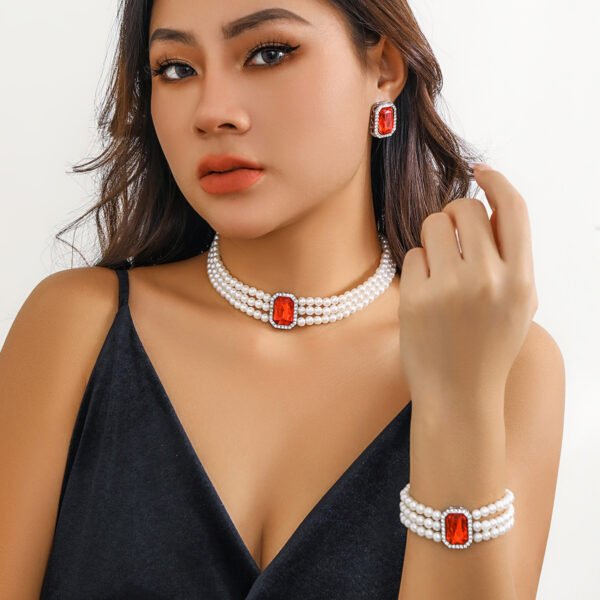 Entry Lux Short Artificial Pearl Necklace