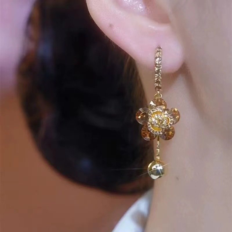 O1CN01PScVJx1JBT6A2hKSq_2215557370990-0-cib.jpg Light Luxury Exquisite And Versatile Purple Zircon Flower Ear Clip