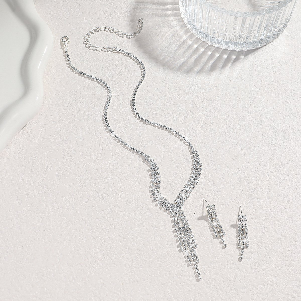 ce4ed42b-a198-4bc0-ab74-efaa90f17f69.jpg Graceful Personality Necklace And Earrings Suite