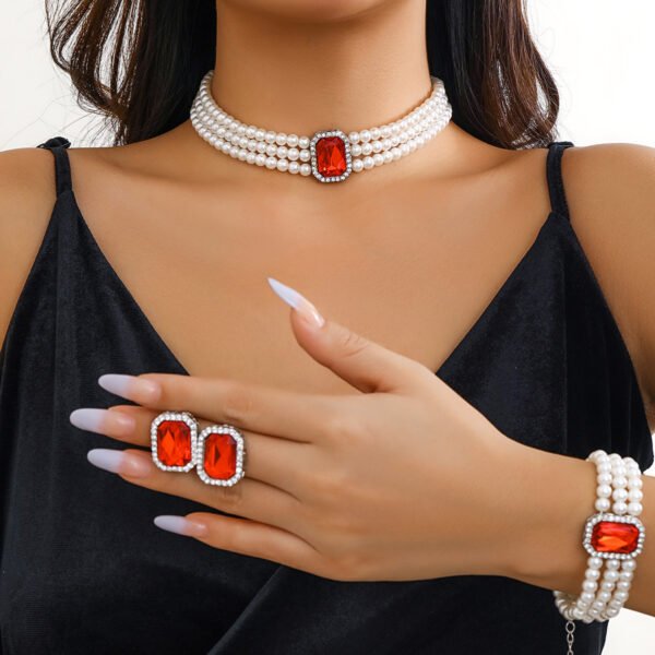 Entry Lux Short Artificial Pearl Necklace
