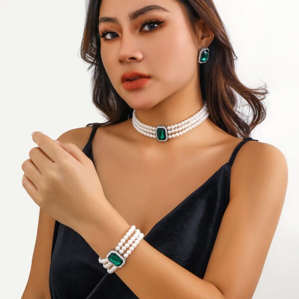 Entry Lux Short Artificial Pearl Necklace