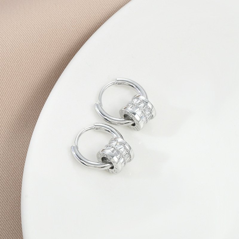 eb8b336e-1c17-438d-87e8-262460352dba.jpg Simple Commute Oval Hollow Ear Clip Women