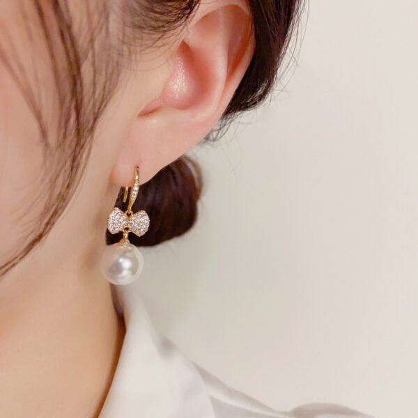 f19fb979-dce6-4794-b3c5-c0161846ee71.jpg Japanese And Korean Exquisite Fashion Shining Micro Inlaid Zircon Bow Pearl Ear Hook