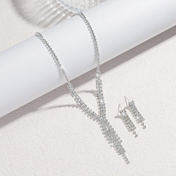 f2052bfd-2ed9-4d2f-813f-a1386ba22413.jpg Graceful Personality Necklace And Earrings Suite
