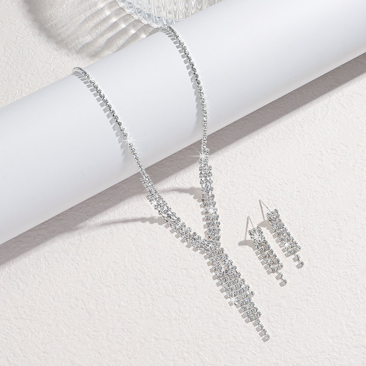 f2052bfd-2ed9-4d2f-813f-a1386ba22413.jpg Graceful Personality Necklace And Earrings Suite