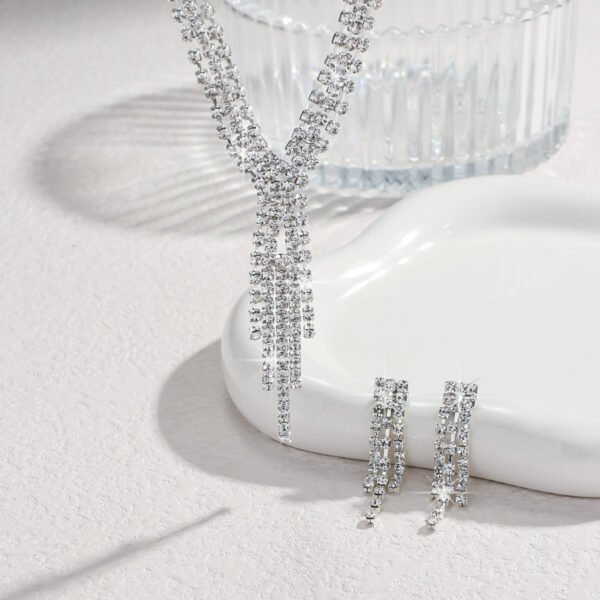 fef58fbb-01a9-4d15-8e40-2d8ed2b406ef.jpg Graceful Personality Necklace And Earrings Suite